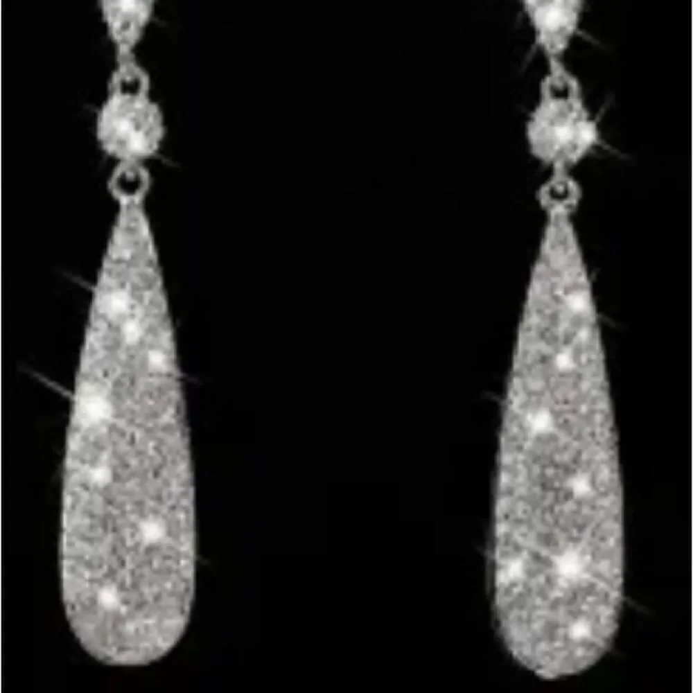 ✨ Stuning silver sparkling crystal drop dangle earrings ✨